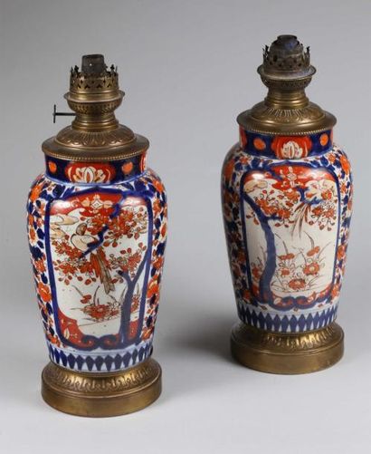 null Paire de vases à décor Imari montés en lampe, monture de cuivre. 19ème siècle.
H....