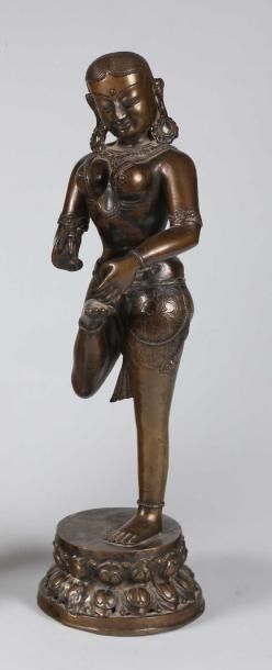 null Statuette en bronze de patine mordorée représentant Avalokitesvara debout sur...