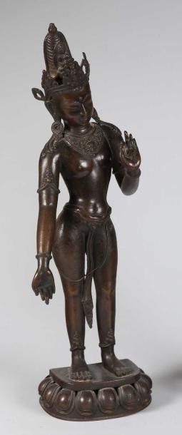 null Statuette en bronze de patine médaille représentant une danseuse sur un lotus.
Inde,...