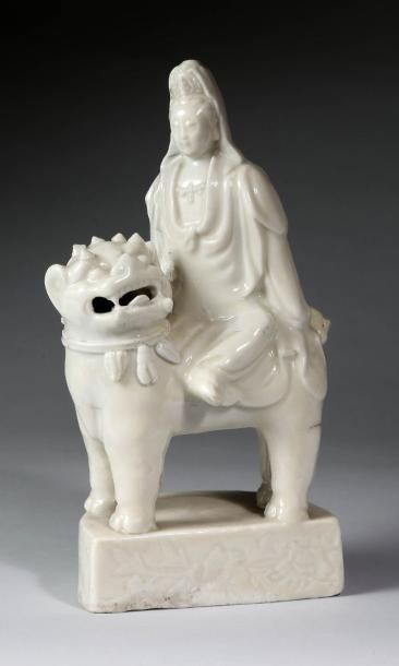 null Statue de Guanyin en porcelaine blanc de Chine Chine, 18ème- 19ème siècle Assise...