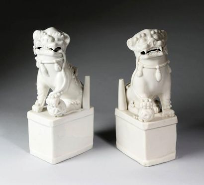 null Deux chiens de Fo formant porte-baguettes d'encens Chine, dynastie Qing, époque...