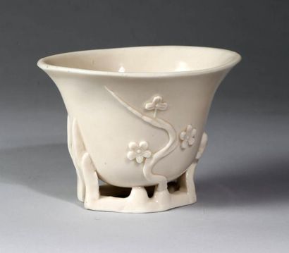 null Coupe libatoire en porcelaine blanc de Chine Chine, dynastie Qing, époque Kangxi...