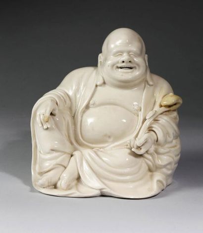 null Statuette de Budai en porcelaine blanc de Chine Chine, 19ème siècle Représenté...