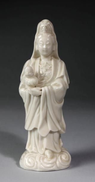 null Statuette de Guanyin en porcelaine blanc de Chine Chine, 19ème siècle Représentée...