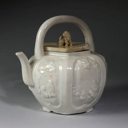null Théière couverte tripode en porcelaine blanc de Chine Chine, dynastie Qing,...
