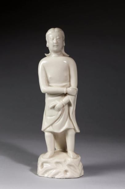null Rare statuette en blanc de Chine représentant un jeune homme en tenue de bain....