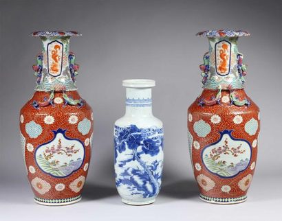 CHINE Vase rouleau en porcelaine à col avec anneau à décor de camaïeu bleu d'un paysage...