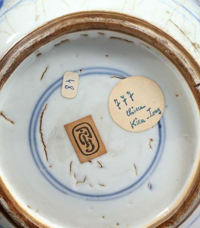 CHINE Vase rouleau en porcelaine à col avec anneau à décor de camaïeu bleu d'un paysage...