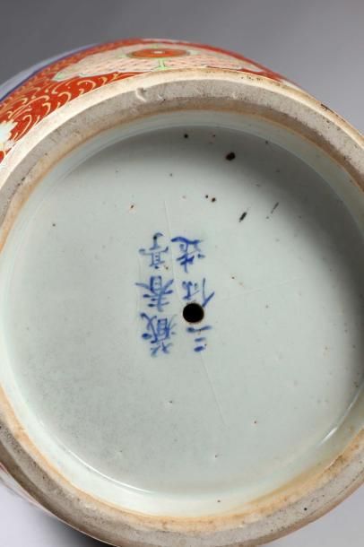 CHINE Canton Paire de vases en porcelaine de forme ovoïde munie de deux anses au...