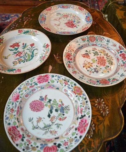 CHINE Six assiettes de modèles différents en porcelaine aux émaux de la famille rose...