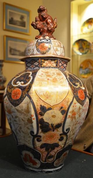 JAPON Vase en porcelaine à pans coupés couvert à décor bleu, rouge et or dit Imari,...