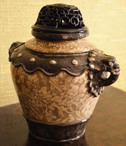 JAPON Vase muni de deux anses à tête de lion en grès émaillé gris rehaussé de branchage...