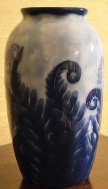 THARAUD Vase de forme ovoïde en porcelaine à décor en camaïeu bleu et vert. Filet...