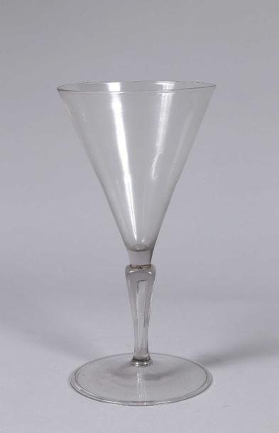 null Verre de Venise en verre blanc soufflé, paraison pyriforme, jambe polylobée....