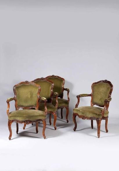 Par Pierre Nogaret (1718 - 1771) Suite de 4 fauteuils cabriolet en noyer sculpté...