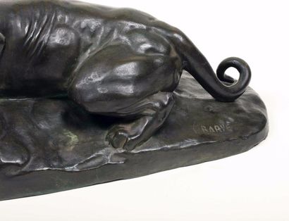 D'après Antoine-Louis BARYE 
Lionne tenant un lièvre dans sa gueule
Sculpture en...