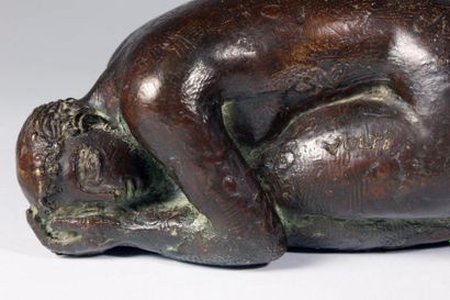 ANTONIUCCI VOLTI (1915-1989) 
Femme lovée
Petite sculpture en bronze à patine brune...