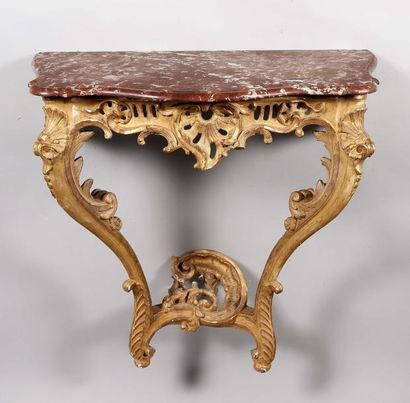 null Petite console en bois richement sculpté ajouré et doré. Travail vers 1740....