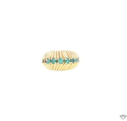 null Bague en or jaune 18K (750°/00) sertie de six émeraudes (une manquante, l'autre...