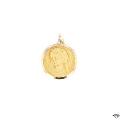 null Médaille en or jaune 18K (750°/00) mat et brillant figurant un profil de Vierge...