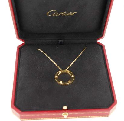 CARTIER 
Modèle Love.
Collier en or jaune 18K (750°/00) composé d'un pendentif cible...