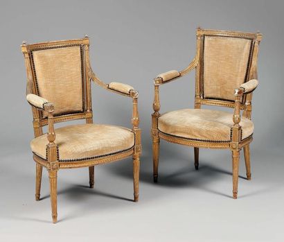 JANSEN dans le gout de 
Paire de fauteuils en bois anciennement doré, style Louis...