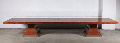 Travail des années 80 dans le style art déco 
Très grande table rectangulaire en...