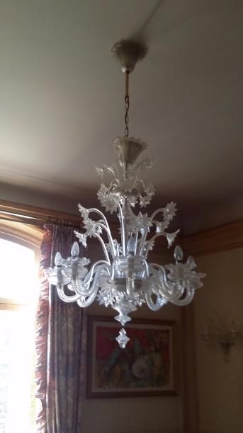 VÉRONÈSE 
Important lustre en verre de Murano mordoré à 8 bras de lumière et décor...