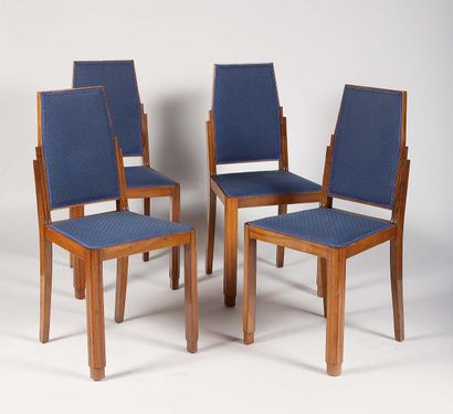 TRAVAIL ART DECO 
Suite de six chaise à dossier à gradin "gratte ciel" sur piétement...
