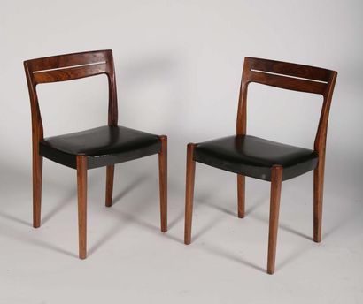SVEGARD 
Paire de chaises à large bandeau ajouré en son centre, en palissandre, assise...
