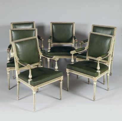 Maison JANSEN 
Suite de six fauteuils en hêtre laqué blanc rechampi vert mouluré...