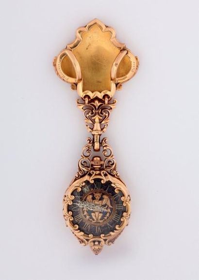 Frédéric BOUCHERON 
Châtelaine retenant en pendant un montre en or jaune 18K (750°/00)

ciselé,...