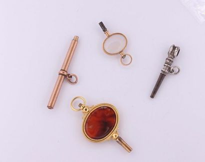 null Quatre clés dont une petite à pierre claire avec monture or, une à pierre rouge...