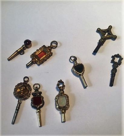 null Huit clés en métal à motifs variés (pierres, tête de femme, ajourées)