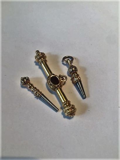 null Trois clés en or (pb. 10.7gr.) dont deux émaillées et une sertie de pierres...
