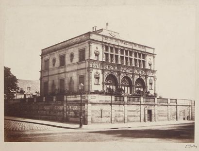EDOUARD BALDUS (1813-1889) La Maison de François Ier, épreuve sur papier salé, 190x265mm,...