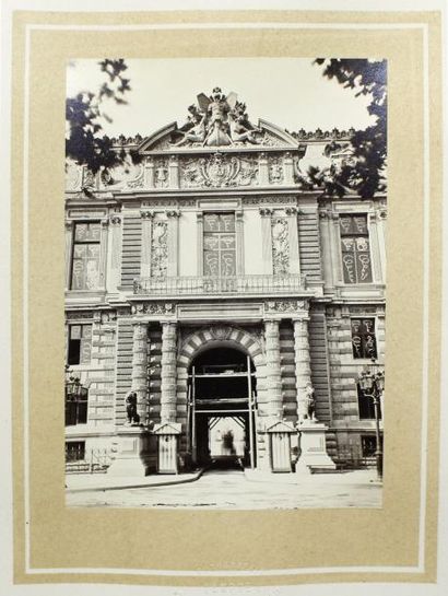 Pierre Lampué (1836-1924) Mobilier urbain de Paris, 58 épreuves albuminées, 150x105mm,...