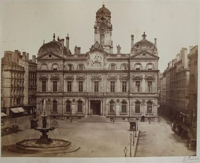 EDOUARD BALDUS (1813-1889) Hôtel de Ville de Lyon, vers 1861, grande épreuve albuminée,...