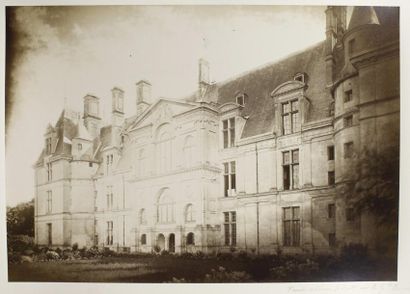 Pierre Lampué (1836-1924) Château d'Ecouen, 17 grandes épreuves albuminées, 380x220...