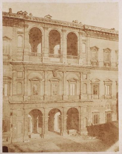 null Photographe non identifié. Façade du Palais Farnese donnant sur le jardin présentant...