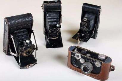 null Lot de 4 appareils dans leur étui en cuir: -Hawk Eye 120, Kodak -Voightländer...