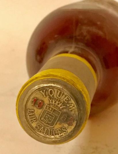 null 1 bouteille CHÂTEAU D'YQUEM, 1er grand cru - Sauternes 1962 - Etiquette illisible,...