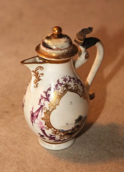 MEISSEN Pot verseur couvert à décor de réserves rocaille en camaïeu manganèse dans...