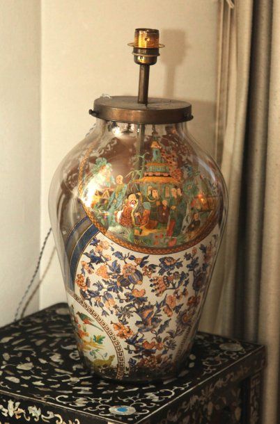 Grand vase à décor peint à l'intérieur de...