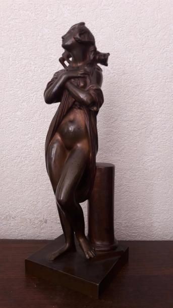 D'APRÈS JAMES PRADIER Nu au chat/Sapho?
Sculpture en bronze à patine médaille, signée...