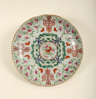 null *Plat en porcelaine de la Chine, 19ème siècle.