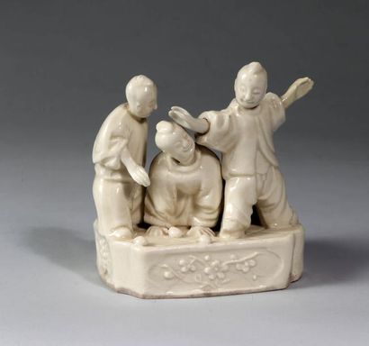 null Groupe sculpté en porcelaine blanc de Chine Chine, dynastie Qing, époque Kangxi...