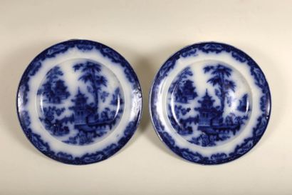 null *Deux assiettes en porcelaine opaque, décor de pagode. Angleterre, fin du 19ème...