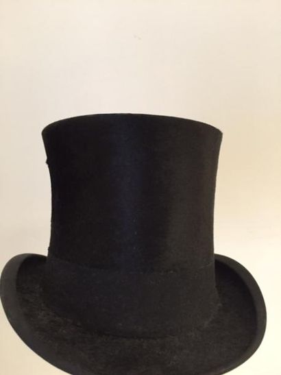 null Un chapeau haut de forme en taupé noir - René PINEAU, 94 rue de Richelieu.