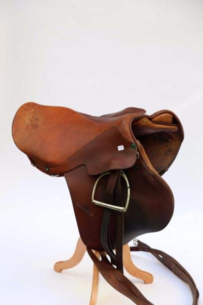 SCHILZ Selle de cheval en cuir marron avec accessoires (sangles, étriers...)